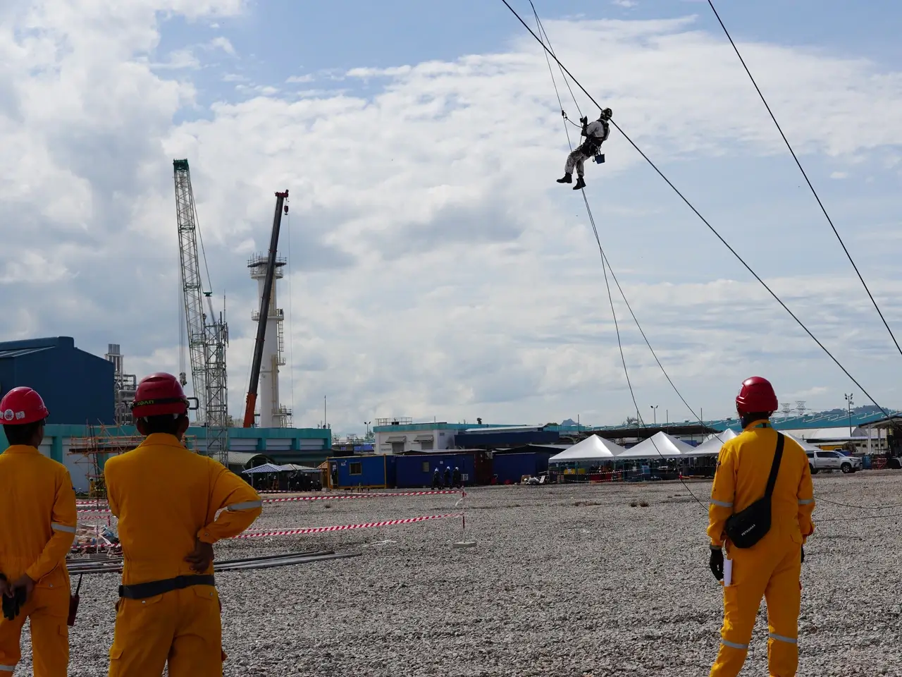 Guy Wires Tensioning and Greasing for Flaretip tower - twenty7 team (2)